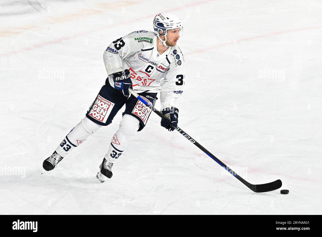 Eishockey - DEL 2 : Krefeld Pinguine vs Dresdner Eislöwen m 01.10.2023 in der Yayla-Arena in Krefeld Dresdens David Suvanto (Nr.33) Foto : osnapix Banque D'Images