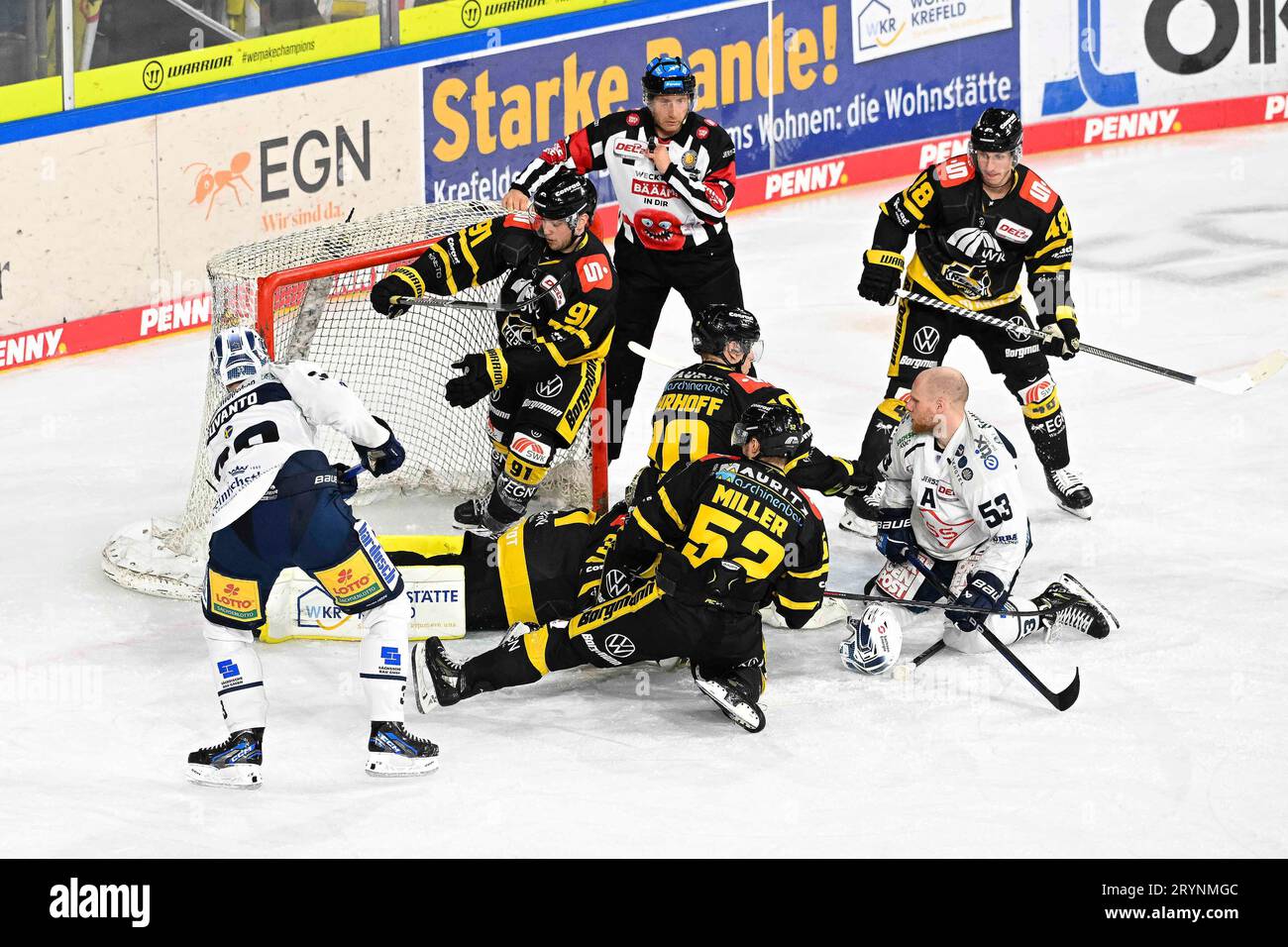 Eishockey - DEL 2 : Krefeld Pinguine vs Dresdner Eislöwen m 01.10.2023 in der Yayla-Arena in Krefeld Tor zum 0:2 durch Dresdens David Suvanto (Nr.33) Foto : osnapix Banque D'Images