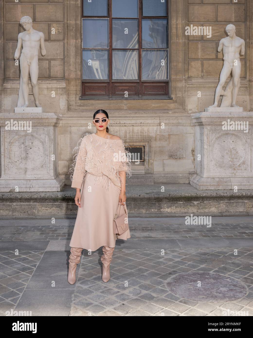 Sonam Kapoor Paris Fashion week - femmes S/S 2024 Valentino Fashion Show - toile de fond Paris, France. 1 octobre 2023. © SGPItalia ID 130188_002 *crédit non exclusif : SIPA US/Alamy Live News Banque D'Images