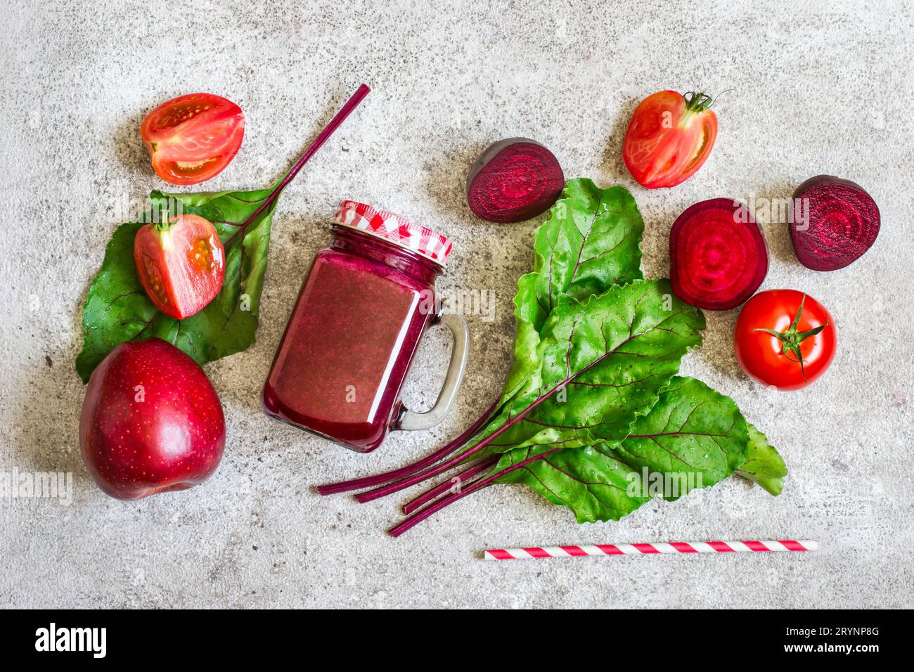 Boisson détox de betteraves, tomates et pommes. Smoothies rouges et ingrédients, concept détox. Banque D'Images
