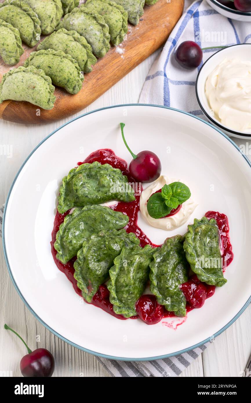 Boulettes de cerises maison (pierogies) avec sauce cerise. Banque D'Images