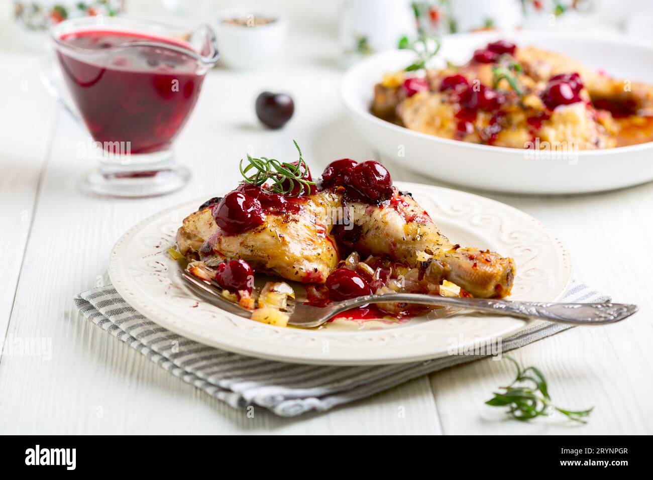 Cuisse de poulet avec sauce cerise épicée. Banque D'Images