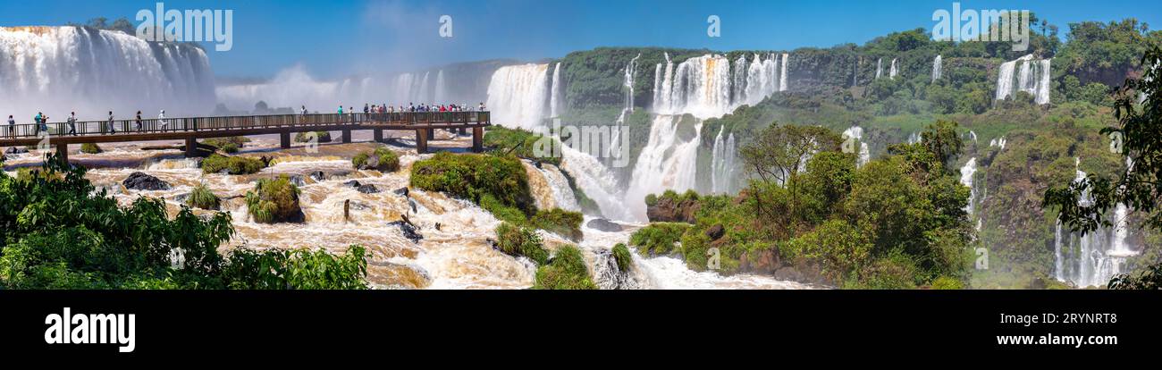 Panorama des spectaculaires chutes d'Iguazu avec plate-forme de visiteur et ciel bleu, Brésil Banque D'Images