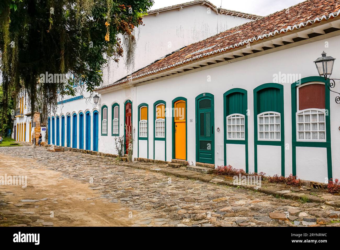 Maisons typiques avec des portes et des fenêtres colorées dans une rue pavée dans la ville historique Paraty, Braz Banque D'Images