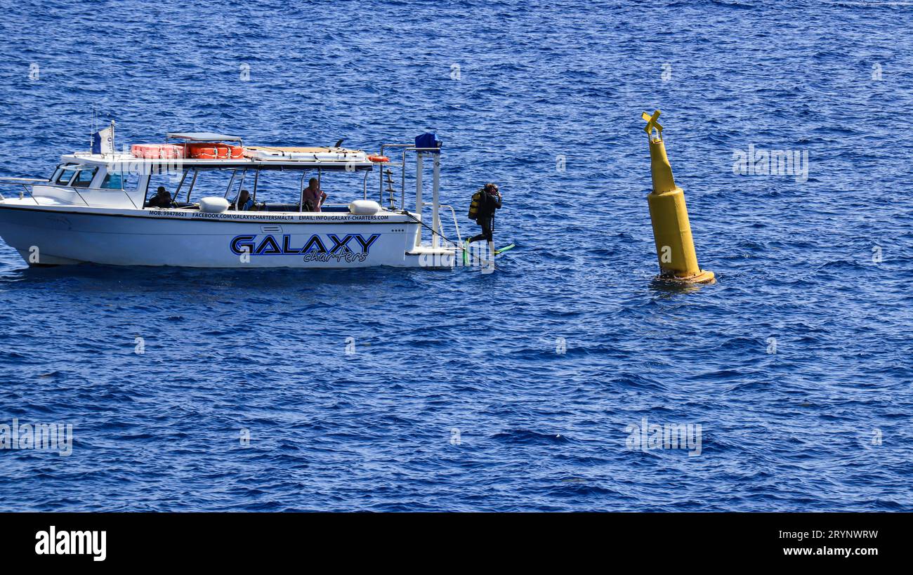 Going Scuba Diving au large de Xatt l-Ahmar, Gozo dans l'archipel maltais. Banque D'Images