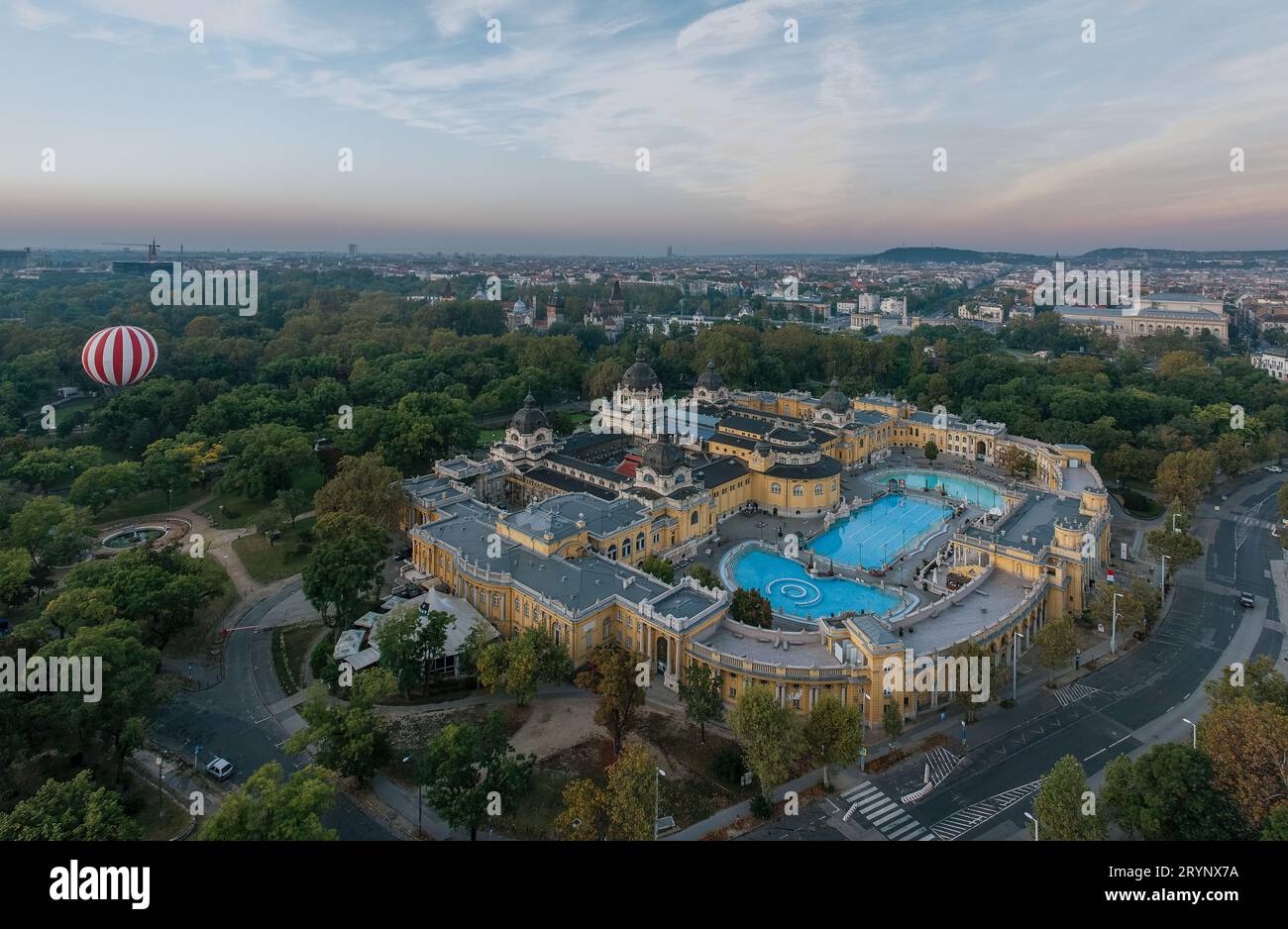 Photo aérienne sur le bain thermal à Budapest. Bain emblématique quel nom est Szechenyi thermal dans le parc de la ville de Budapest. Piscines d'eau chaude, sauna, Banque D'Images
