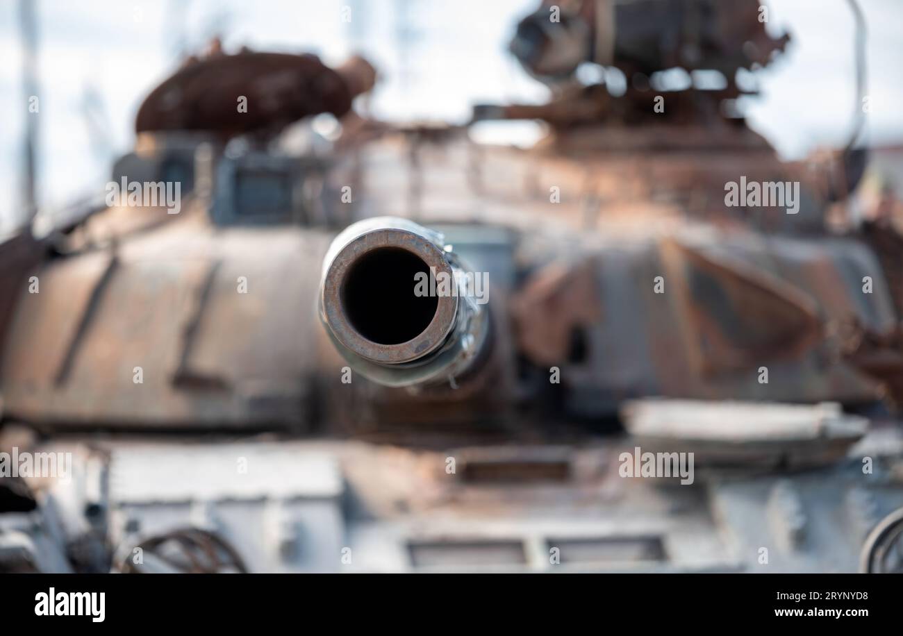 Char militaire endommagé dans une rue de la ville en Ukraine Banque D'Images