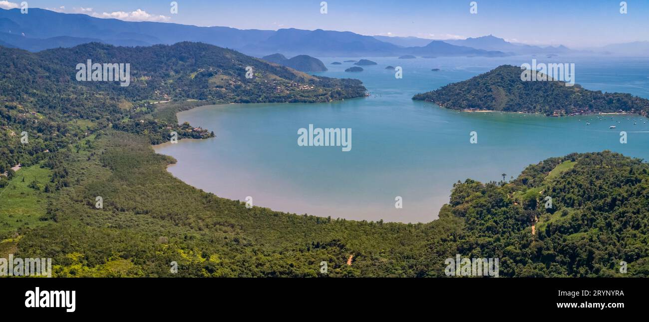 Vue aérienne d'une baie fantastique et des îles avec forêt atlantique près de Tarituba, Côte verte, Brésil Banque D'Images