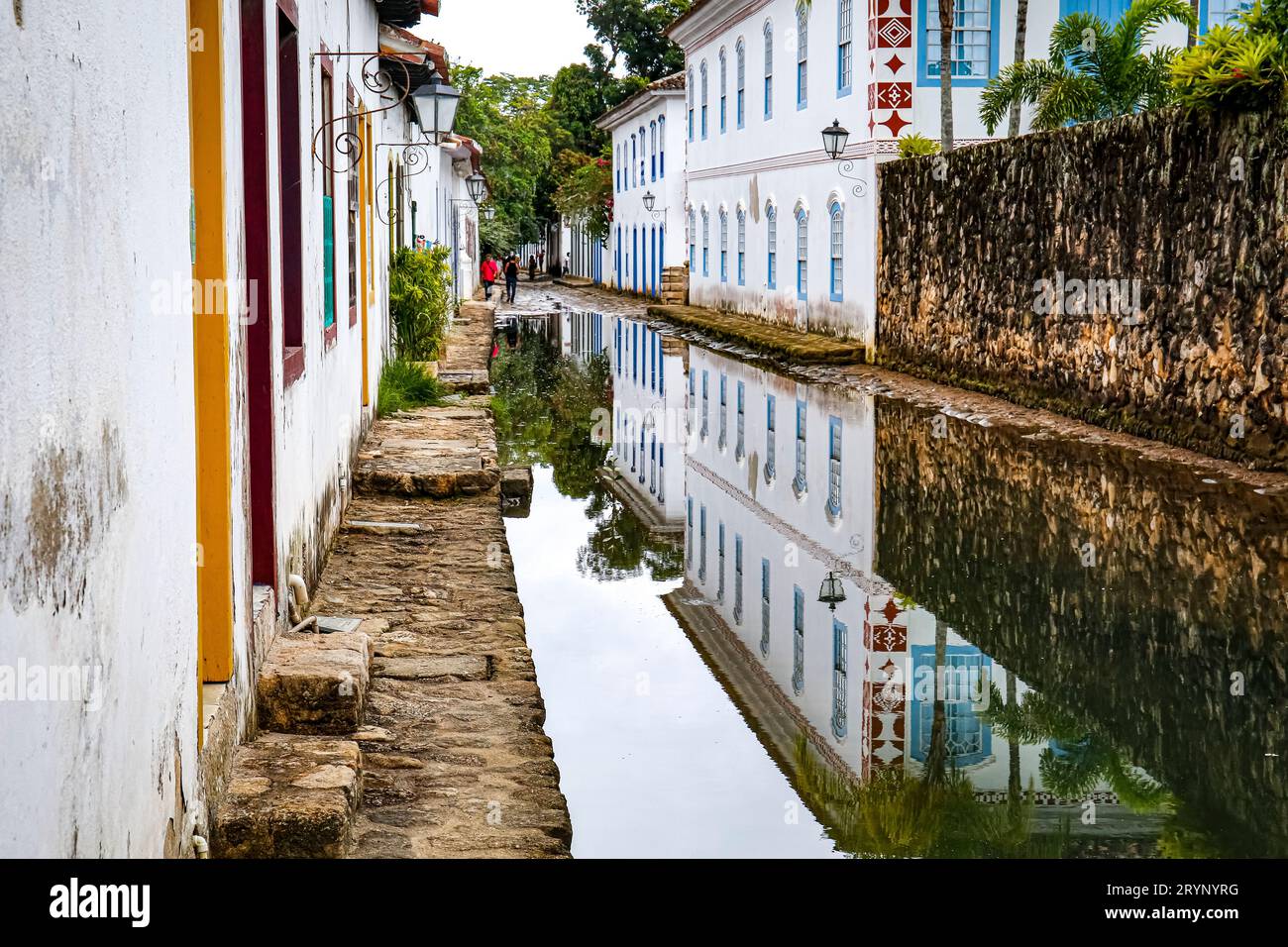 Rue étroite inondée pendant la marée haute avec des reflets de maisons coloniales dans la ville historique de Paraty, Brésil, UNESCO World Heritag Banque D'Images