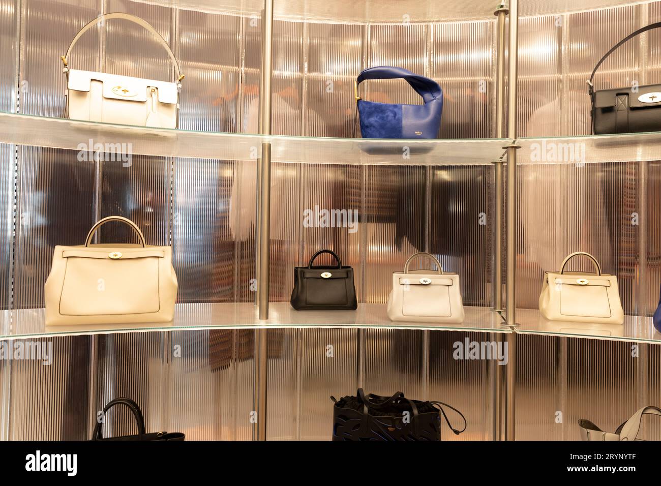 Sacs Mulberry exposés au magasin Mulberry à Regent Street, Londres, Angleterre, Royaume-Uni Banque D'Images