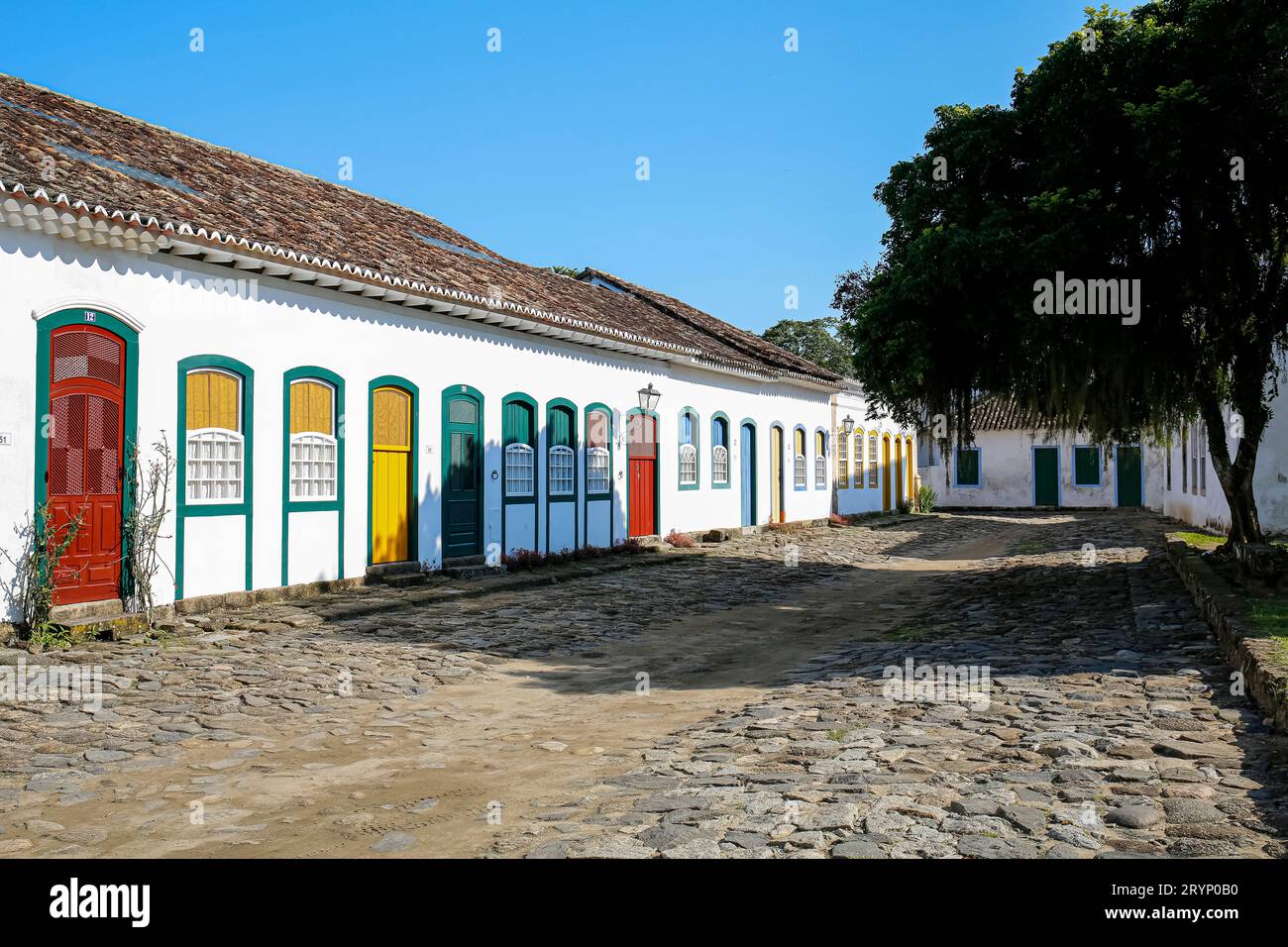 Façades de maisons typiques avec portes et fenêtres colorées par temps ensoleillé dans la ville historique de Paraty, Brésil, patrimoine mondial de l'UNESCO Banque D'Images