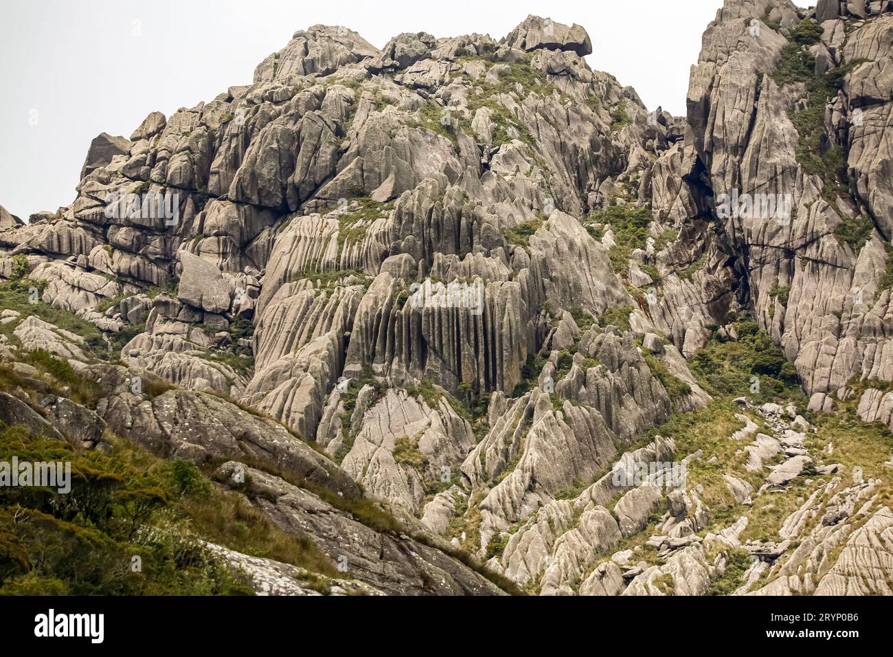 Pittoresques montagnes de granit accidentées de la Serra da Mantiqueira (chaîne de montagnes de Mantiqueira) avec des parties herbeuses contre backgr lumineux Banque D'Images