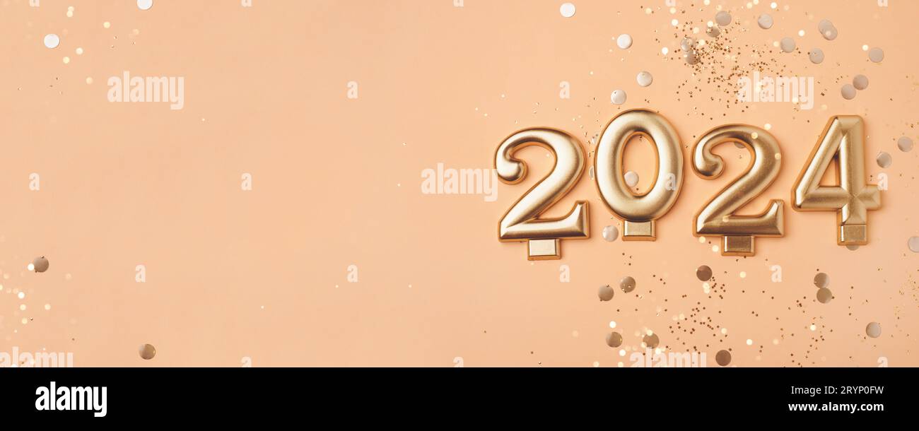 Golden 2024 sur un fond de couleur pêche avec des confettis et des lumières de bokeh. Bonne année 2024 vient concept. Vue de dessus. Banque D'Images