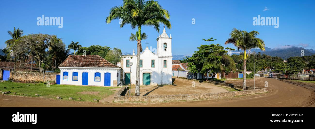 Vue panoramique Arial de l'église Nossa Senhora das Dores (notre-Dame des douleurs) avec palmiers et gree Banque D'Images