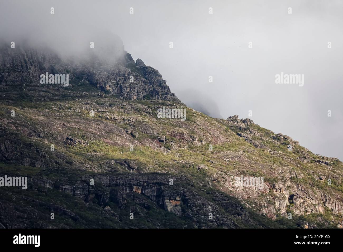 Paysage de montagnes Rocheuses au soleil et dans les nuages, Parc naturel de Caraca, Minas Gerais, Brésil Banque D'Images