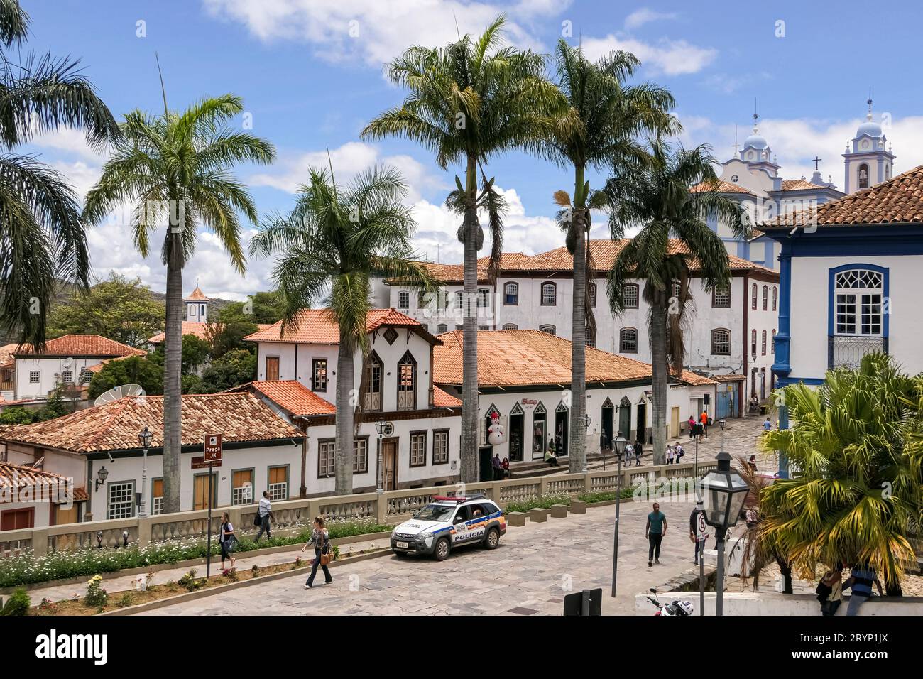Vue sur les maisons traditionnelles et la rue bordée de palmiers dans le centre historique de Diamantina sur une da ensoleillée Banque D'Images