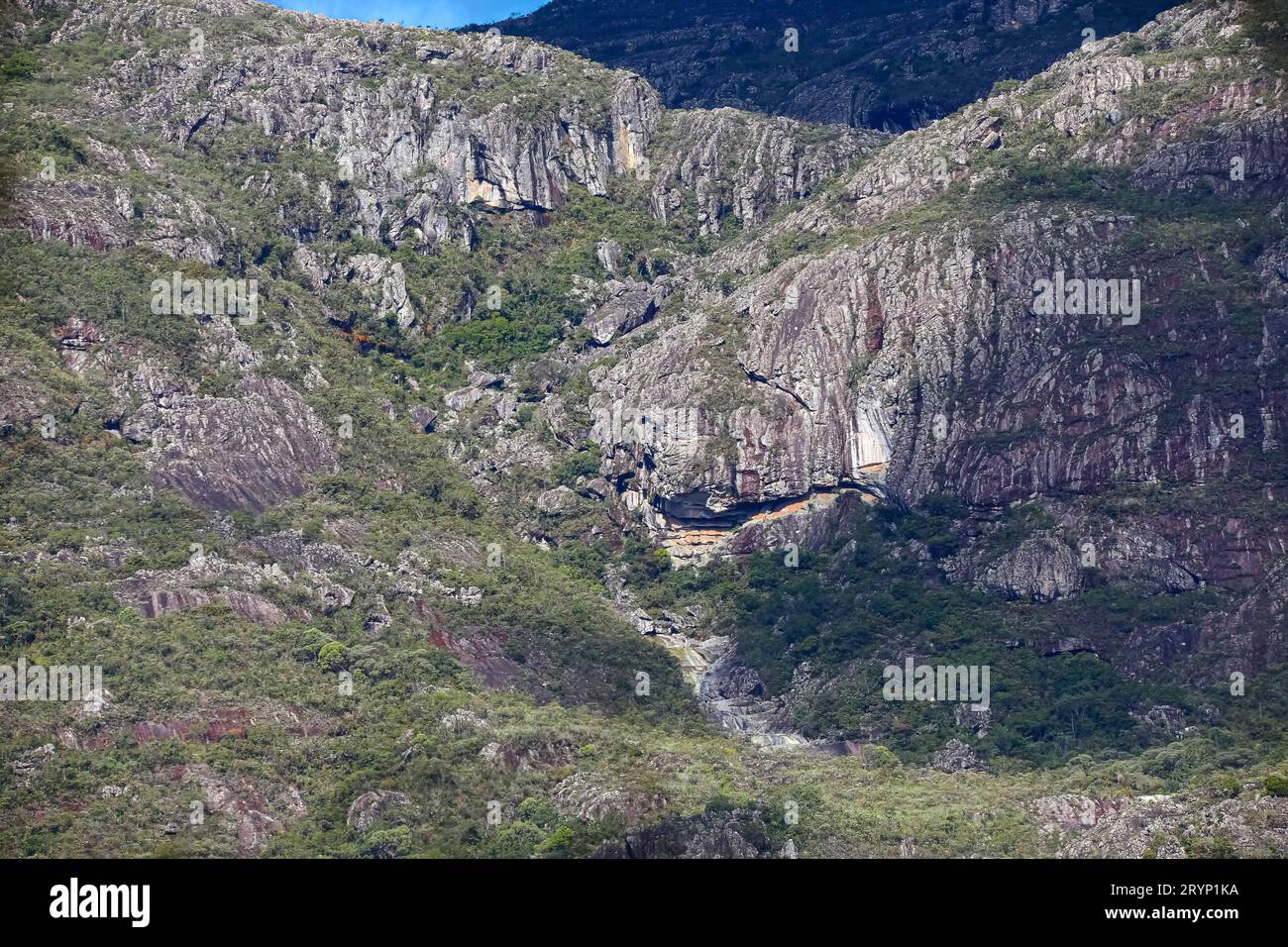 Impressionnantes montagnes rocheuses avec lumière du soleil et ombres, parc naturel de Caraca, Minas Gerais, Brésil Banque D'Images