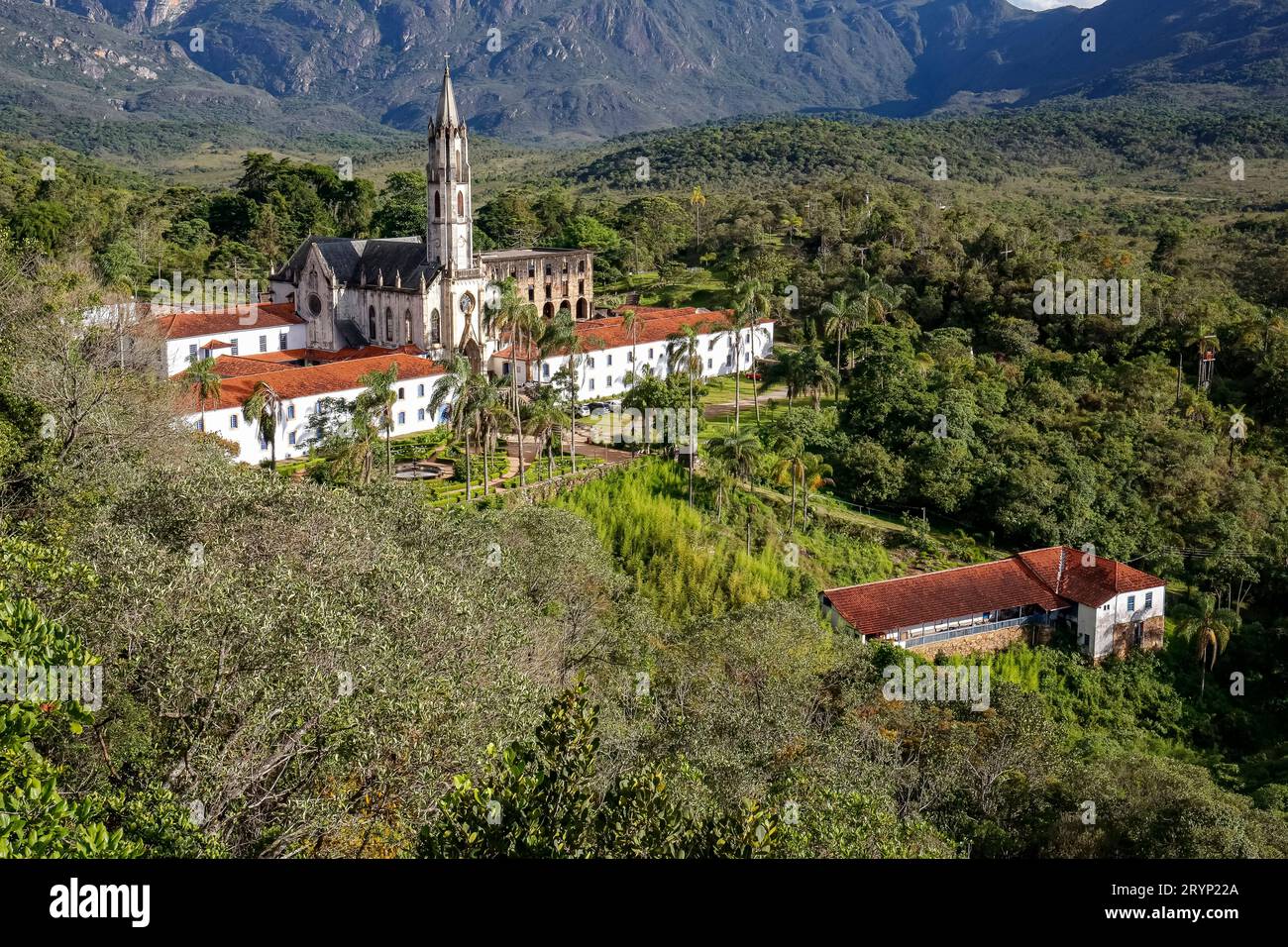 Vue aérienne rapprochée du sanctuaire Caraca avec montagnes et ciel bleu en arrière-plan, Minas Gerais, BR Banque D'Images