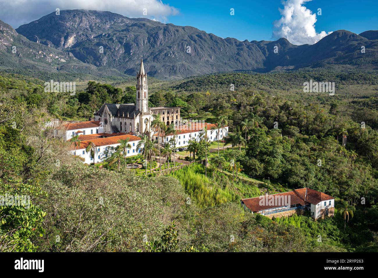 Vue aérienne rapprochée du sanctuaire Caraca avec montagnes et ciel bleu en arrière-plan, Minas Gerais, BR Banque D'Images