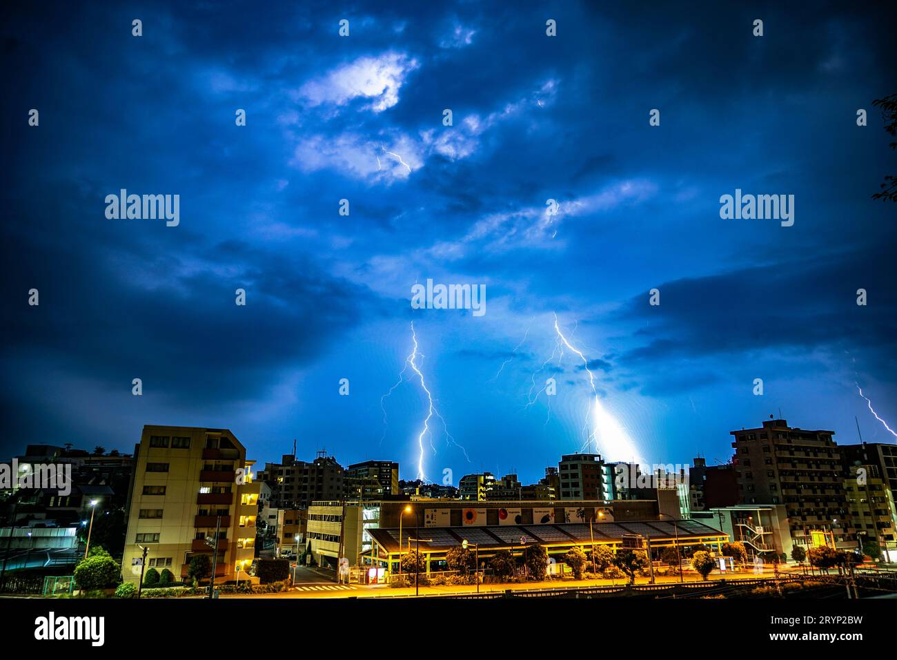La foudre et le paysage urbain de Yokohama Banque D'Images