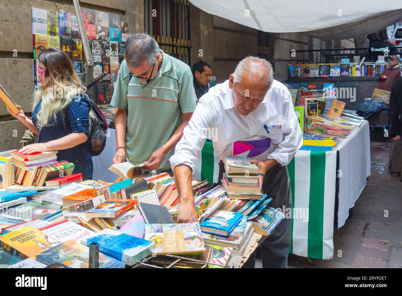 Mexico City, CDMX, Mexique, Mexicains locaux choisissant des livres d'occasion au marché, Editorial seulement. Banque D'Images