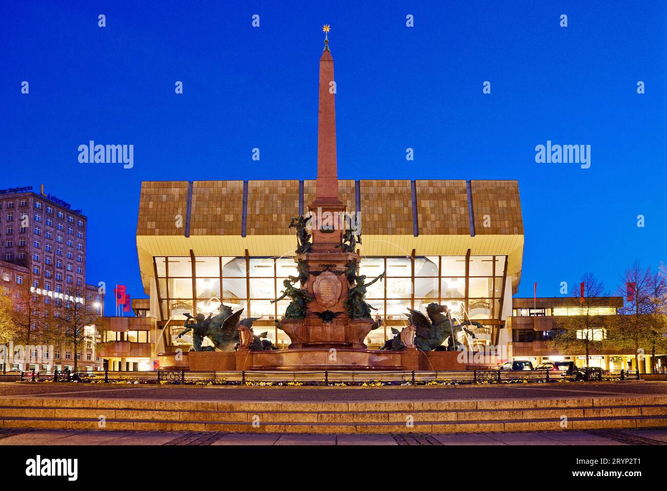 Mendebrunnen et Gewandhaus le soir, Augustusplatz, Leipzig, Saxe, Allemagne, Europe Banque D'Images