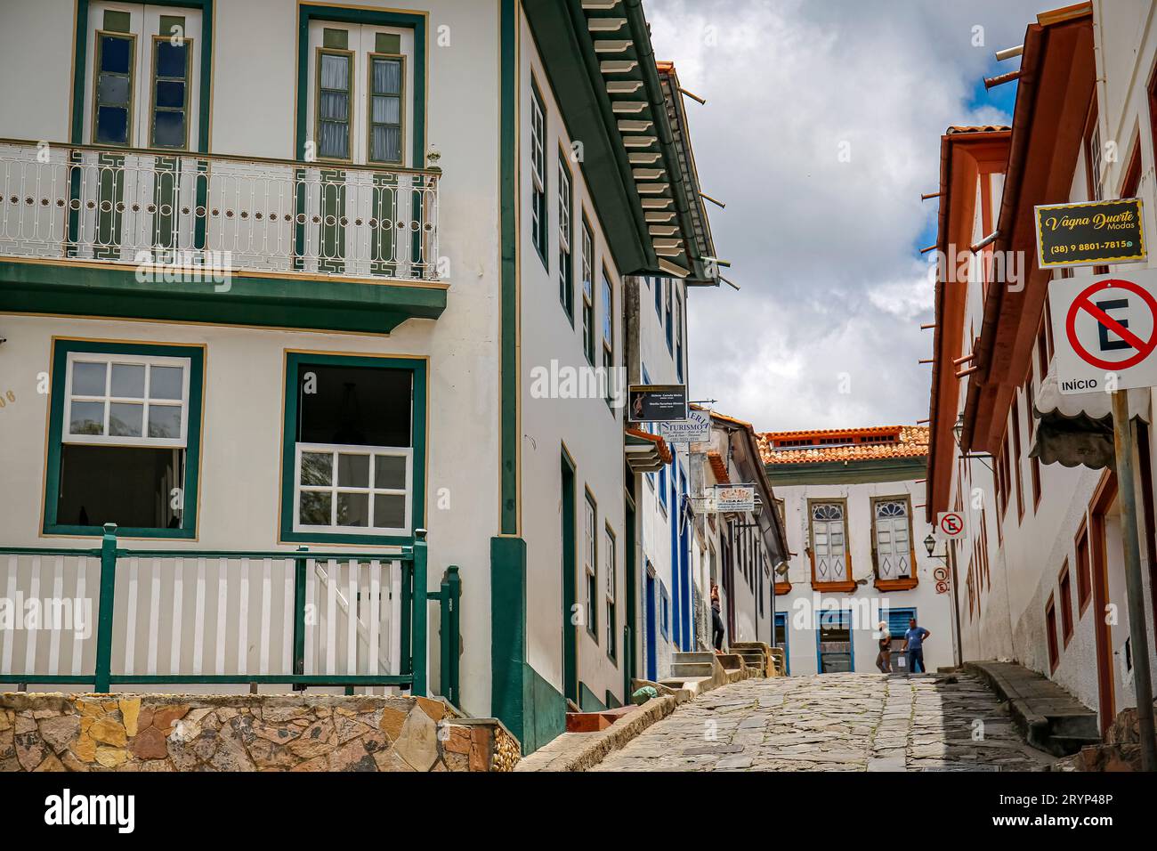 Vue sur une rue pavée encadrée par de jolies maisons coloniales à Diamantina, Minas Gerais, Brésil Banque D'Images
