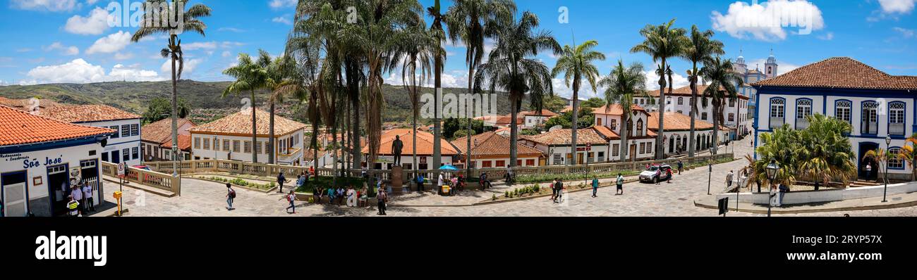 Panorama de maisons traditionnelles et rue bordée de palmiers dans le centre historique de Diamantina sur un soleil Banque D'Images
