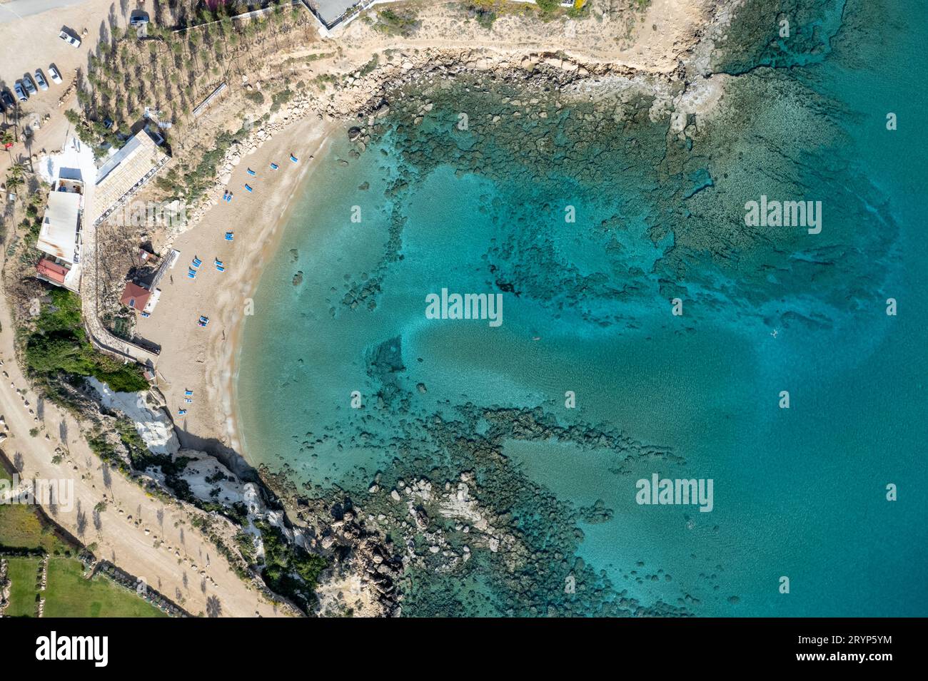 Drone aérienne de parasols de plage et de personnes nageant dans la mer. Vacances d'été en mer Banque D'Images