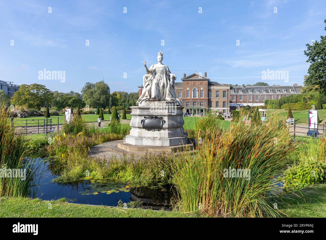 Statue de la reine Victoria à l'extérieur du palais de Kensington, sculptée par sa quatrième fille, la princesse Louise, Londres, Angleterre, Royaume-Uni, 2023 Banque D'Images