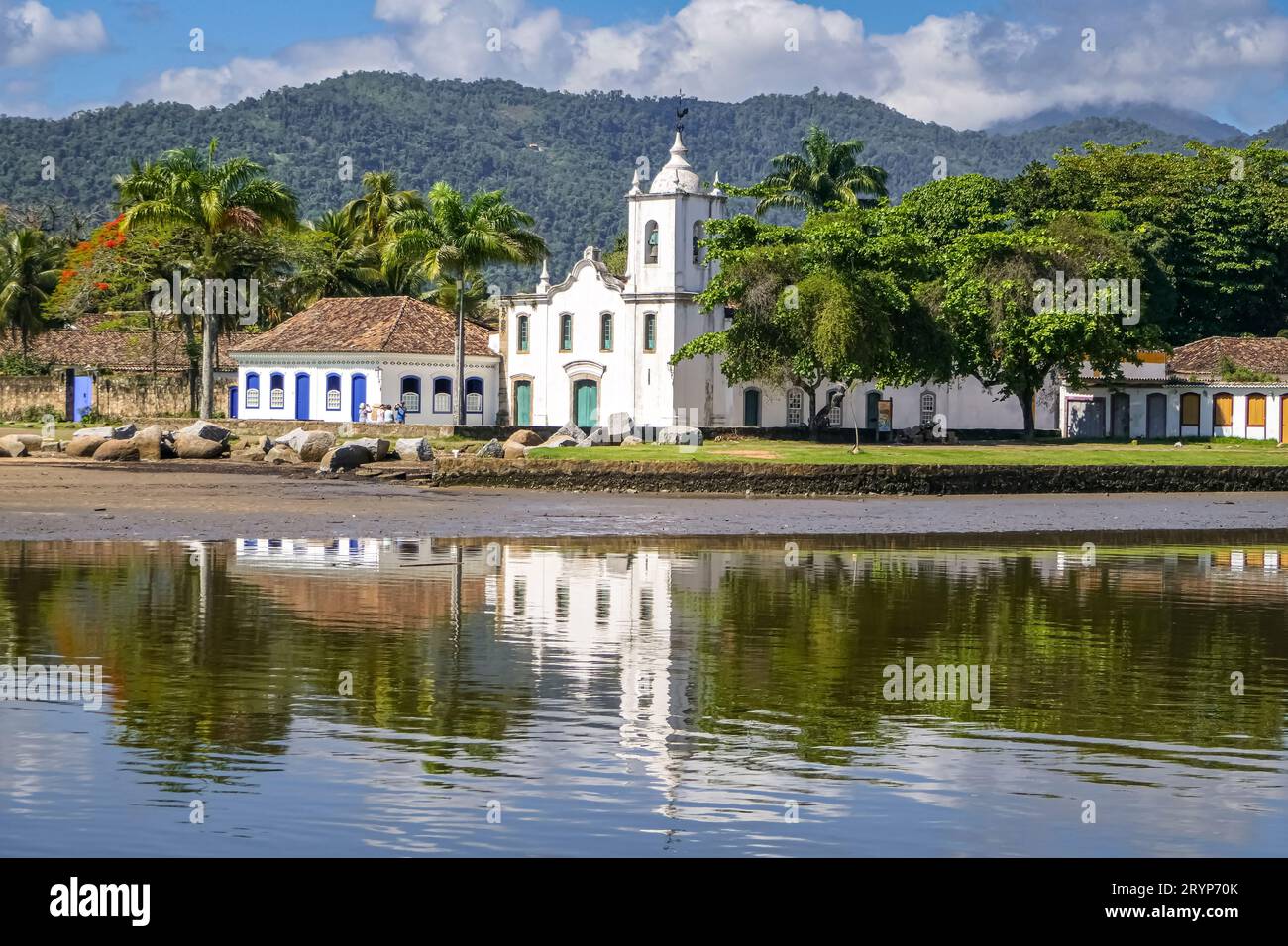 Église notre-Dame des douleurs) avec des reflets d'eau et des montagnes en arrière-plan dans la ville historique P Banque D'Images