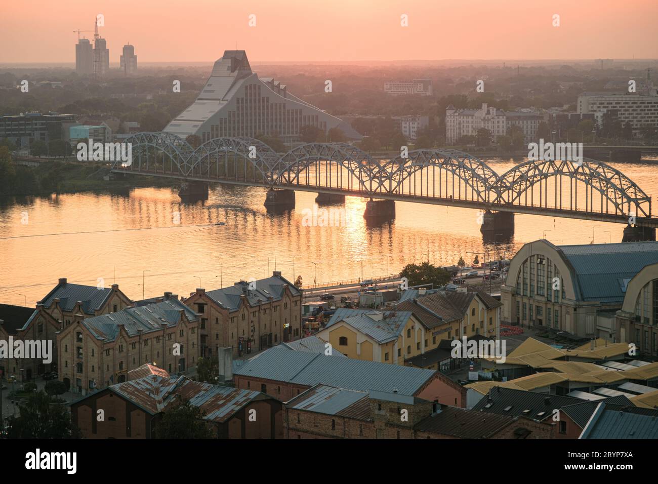 Coucher de soleil depuis la terrasse d'observation de l'Académie lettone des sciences à Riga, Lettonie Banque D'Images