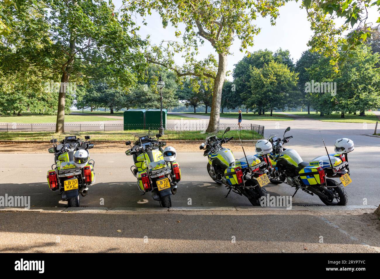 Motos de la police métropolitaine de Londres garées ensemble à Hyde Park Londres, Angleterre, Royaume-Uni, 2023 Banque D'Images