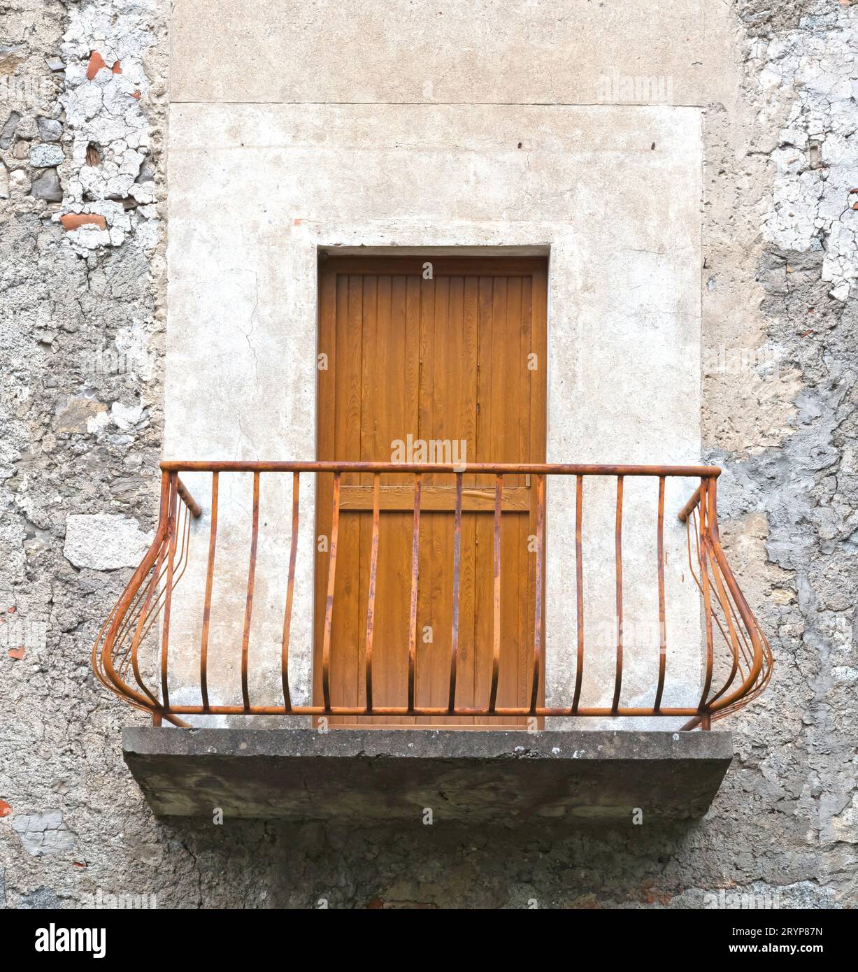 Vieux balcon vide dans le nord de l'Italie Banque D'Images