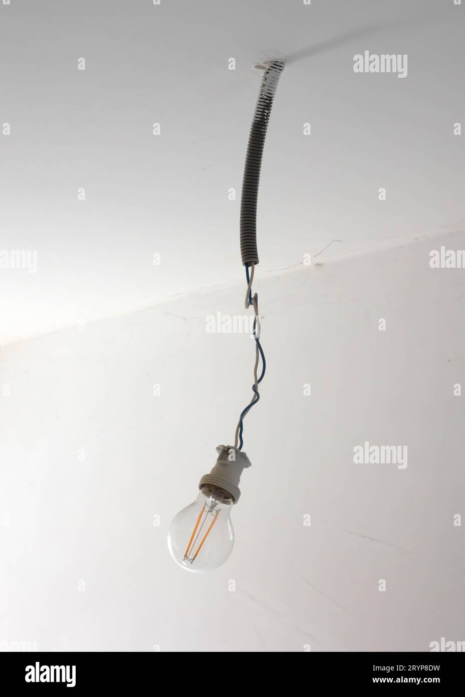 Lampe vintage au plafond avec fond blanc simple, mise au point sélective Banque D'Images