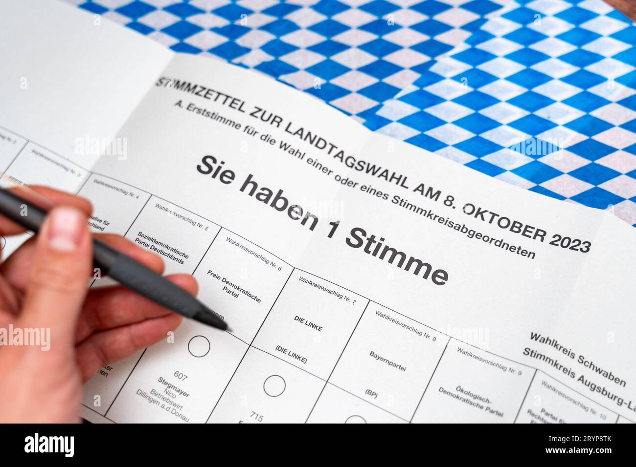 Augsbourg, Bavière, Allemagne. 29 septembre 2023. Bulletin de vote dans le bulletin de vote absent pour les élections d'État du 8 octobre sur fond bavarois. Élections en Bavière *** Stimmzettel BEI der Briefwahl zur Landtagswahl am 8 Oktober vor bayerischem hintergrund. Wahl in Bayern crédit : Imago/Alamy Live News Banque D'Images