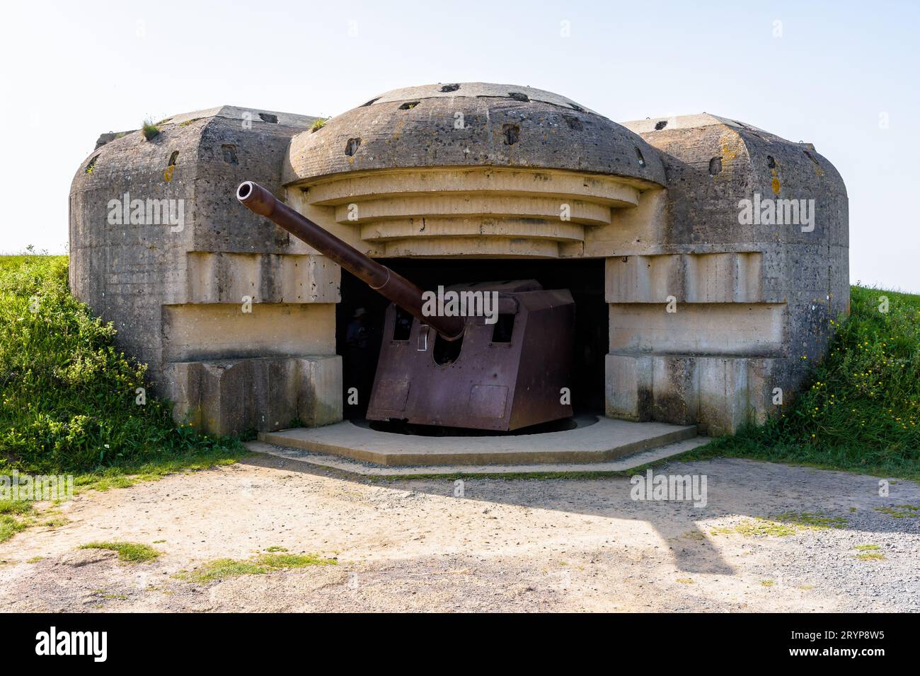 Un bunker contenant un canon de 150 mm dans la batterie de longues-sur-Mer en Normandie, en France, une batterie d'artillerie côtière allemande de la Seconde Guerre mondiale faisant partie du mur de l'Atlantique. Banque D'Images