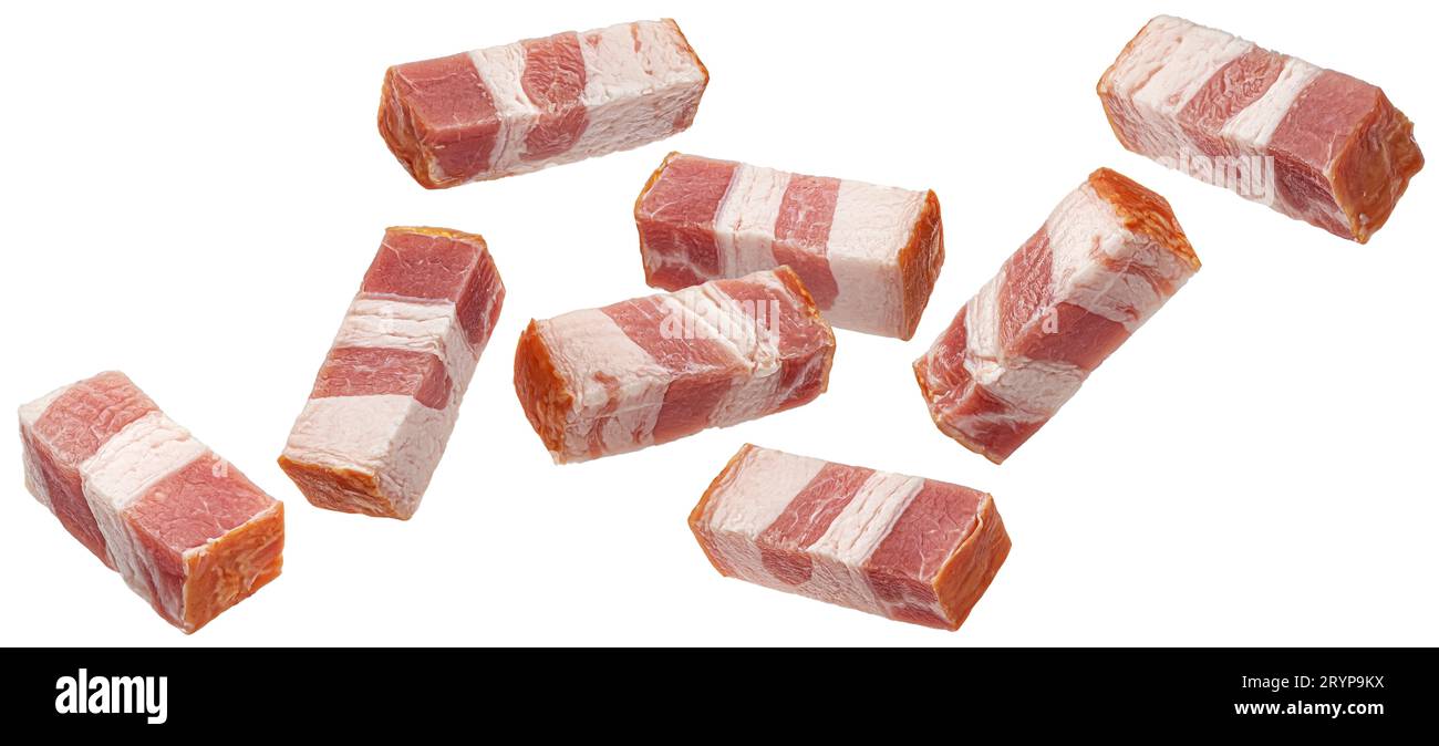 Pancetta italienne, cubes de bacon isolés sur fond blanc Banque D'Images