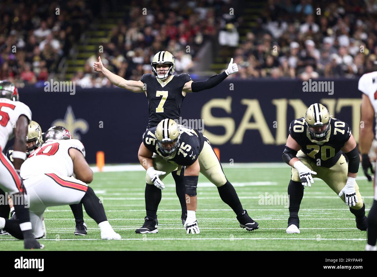 La Nouvelle-Orléans, États-Unis. 01 octobre 2023. Le quarterback Taysom Hill (7) des Saints de la Nouvelle-Orléans donne un signe « pouce vers le haut » derrière ses joueurs de ligne lors d'un match de la National football League au Caesars Superdome à la Nouvelle-Orléans, Louisiane, le dimanche 1 octobre 2023. (Photo de Peter G. Forest/Sipa USA) crédit : SIPA US/Alamy Live News Banque D'Images
