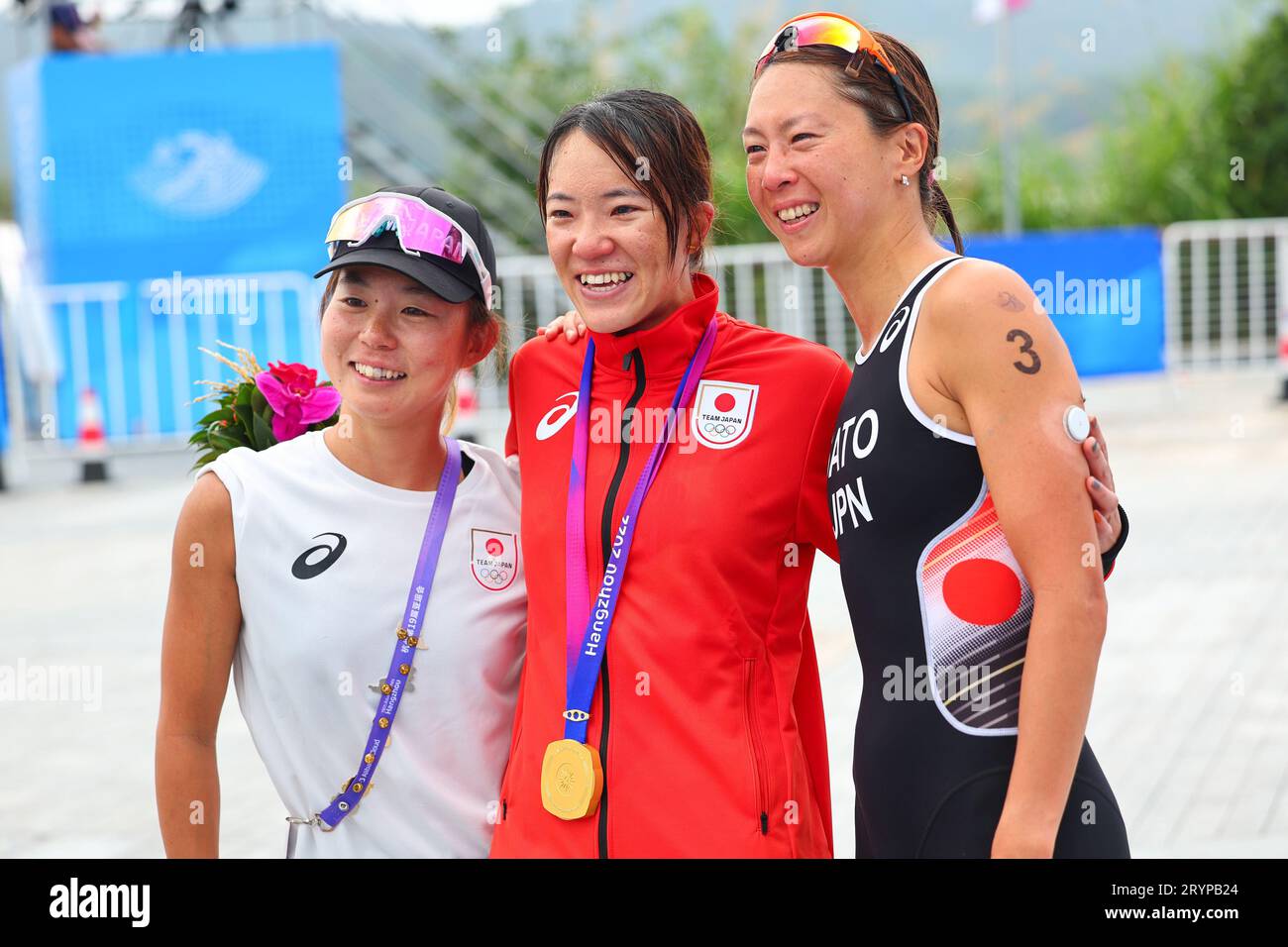 Les membres de l'équipe Japon célèbrent sa médaille d'or.gagnante Yuko Takahashi (C) avec Yuka Sato et Hiraku Fukuoka, les 19e Jeux asiatiques, Triathlon féminin (partie natation) au cours de triathlon du Centre sportif Chun'an Jieshou, Chine, 30 septembre 2023. Crédit : Kenichi Inomata/AFLO/Alamy Live News Banque D'Images