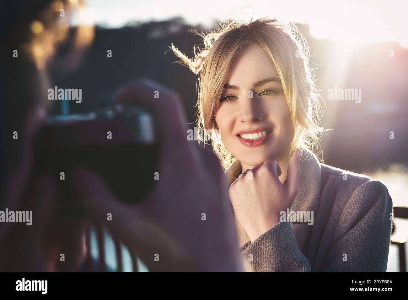 Un homme faire un portrait of happy smiling woman standing sur le pont de l'été ou le printemps de l'outdoor Banque D'Images