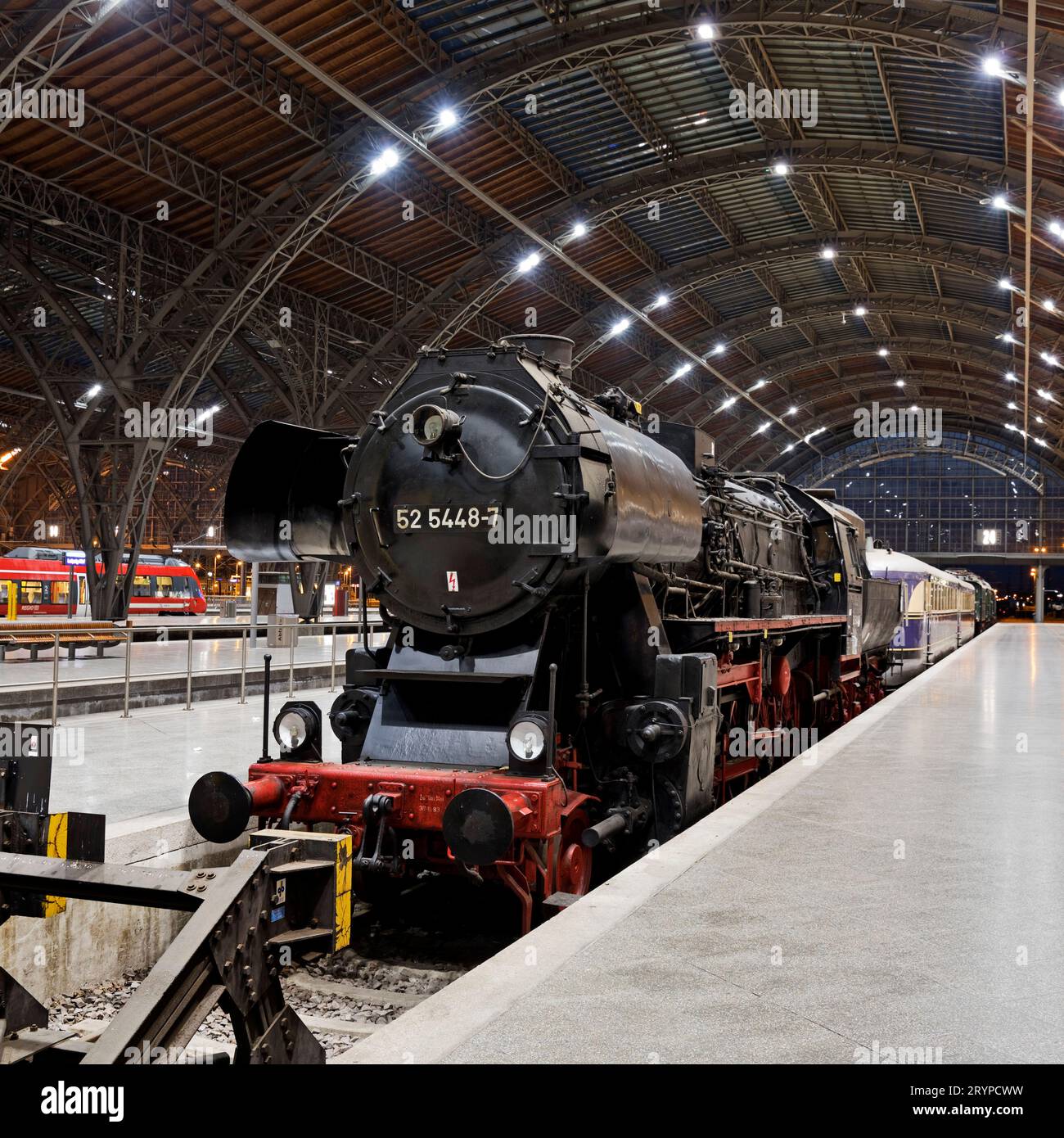 Locomotive à vapeur de classe 52 sur la voie 24 du musée dans la gare centrale de Leipzig, Saxe, Allemagne Banque D'Images