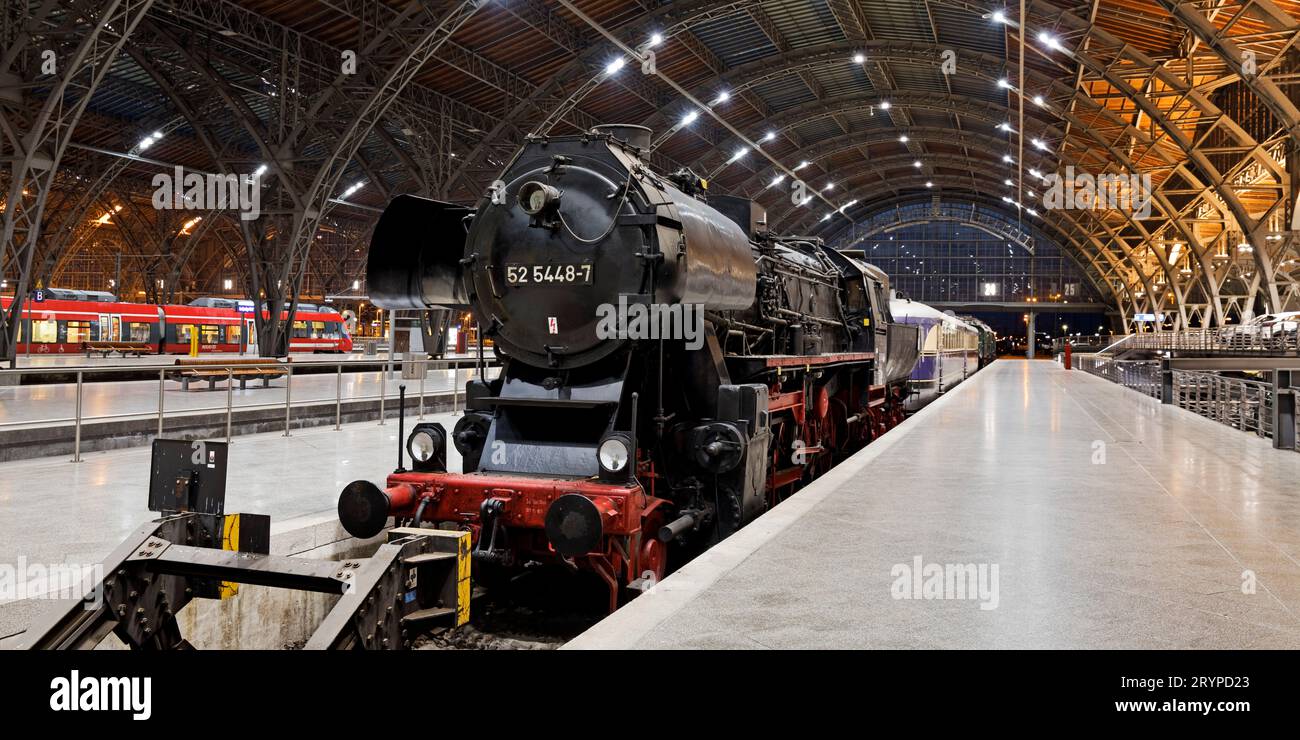 Locomotive à vapeur de classe 52 sur la voie 24 du musée dans la gare centrale de Leipzig, Saxe, Allemagne Banque D'Images