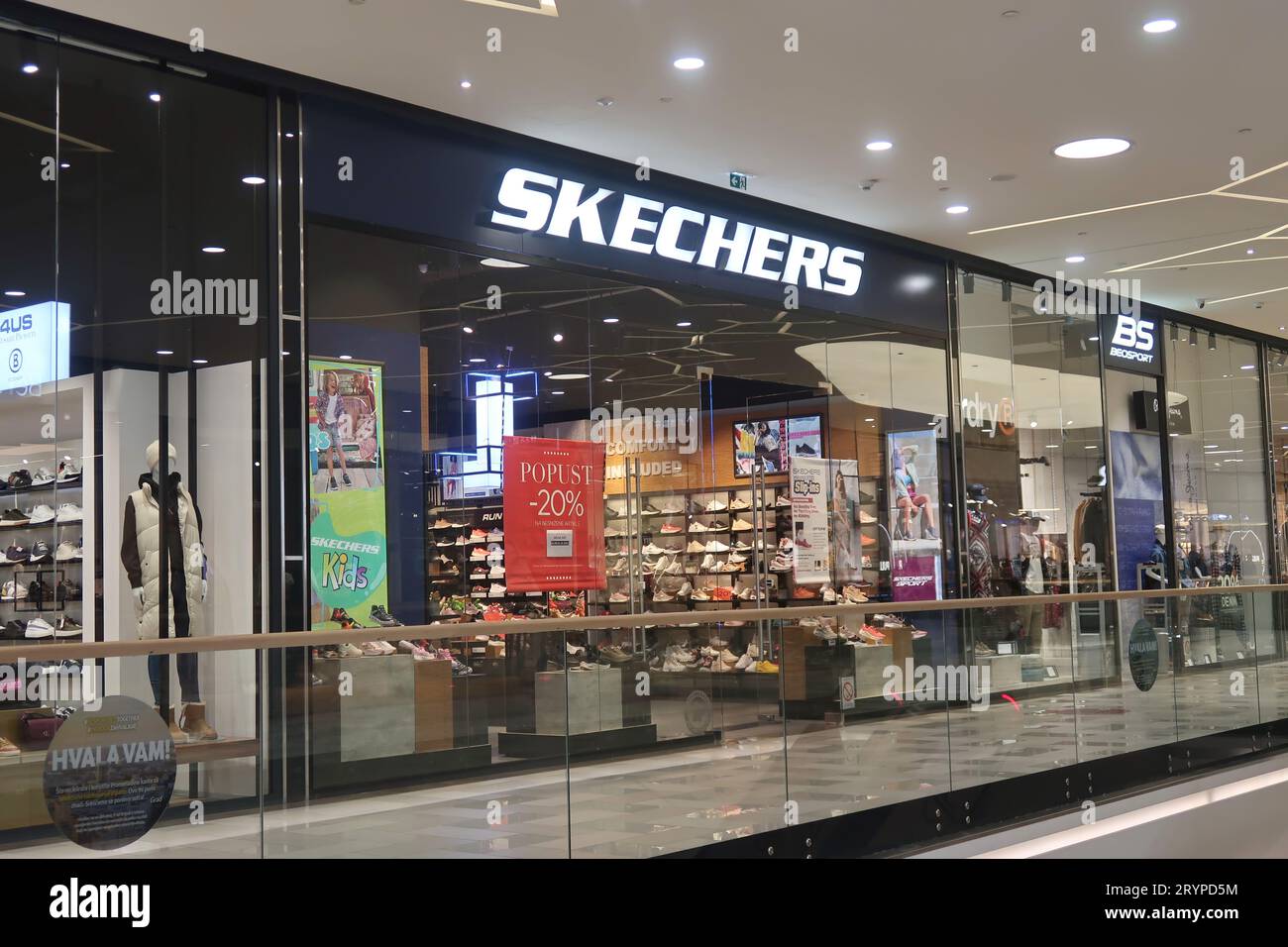 Novi Sad, Serbie 01.10.2023 magasin Skechers dans le centre commercial Promenada Banque D'Images