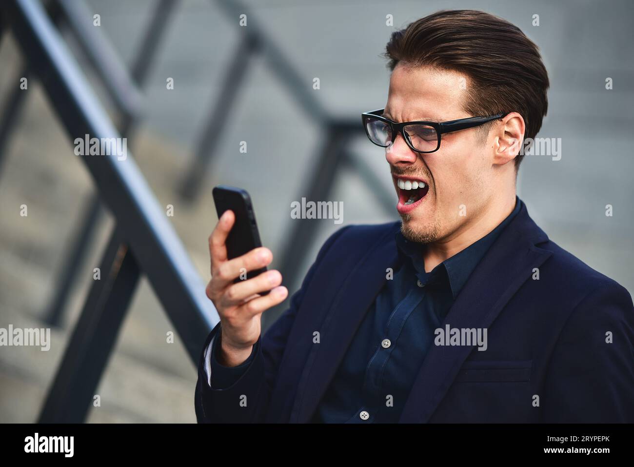 Mauvaise nouvelle. Les hommes d'affaires ont eu de mauvaises nouvelles par téléphone dans la rue. Banque D'Images