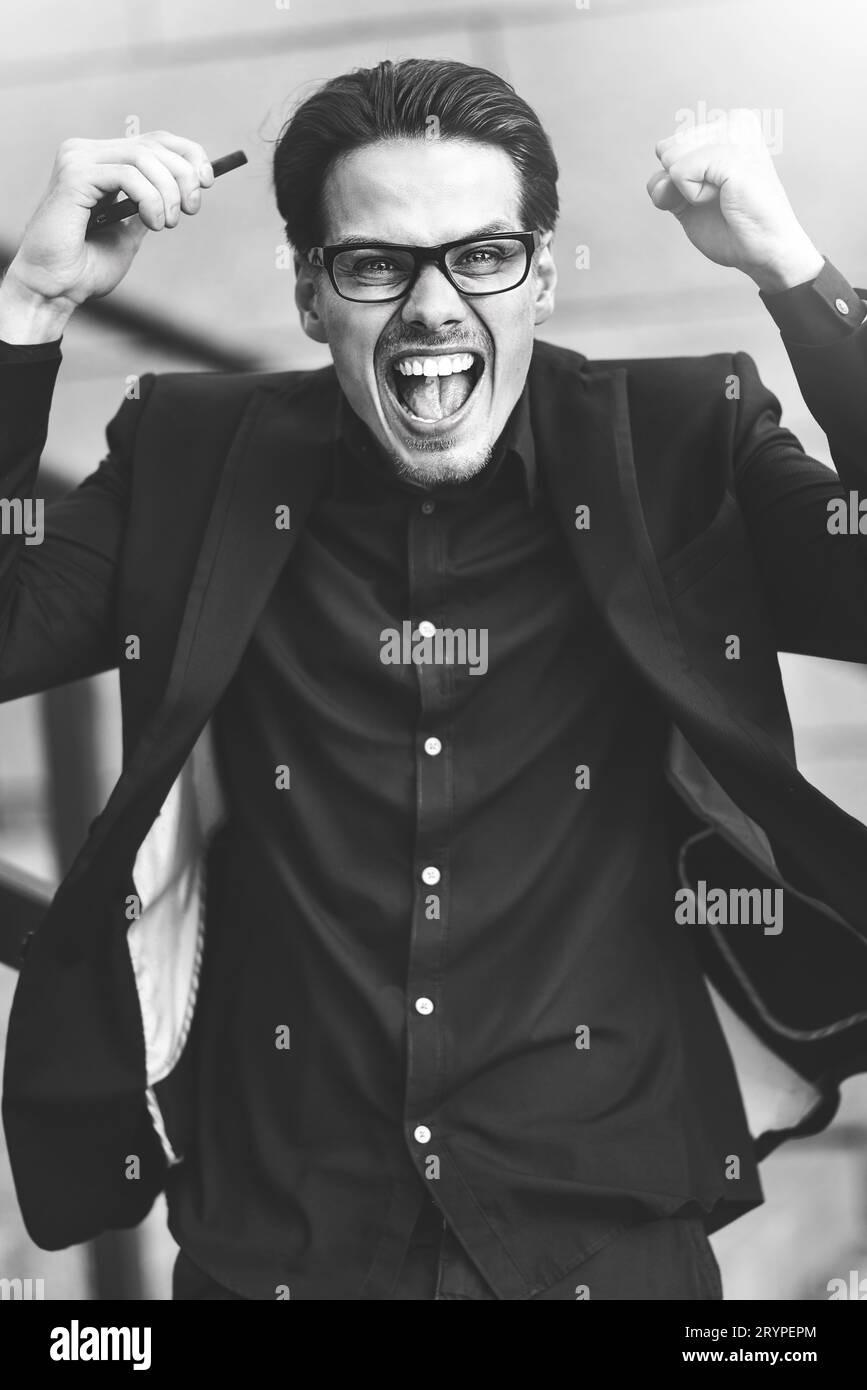 Un homme d'affaires de bonne nouvelle a obtenu de bonnes nouvelles par téléphone debout dans la rue. Banque D'Images