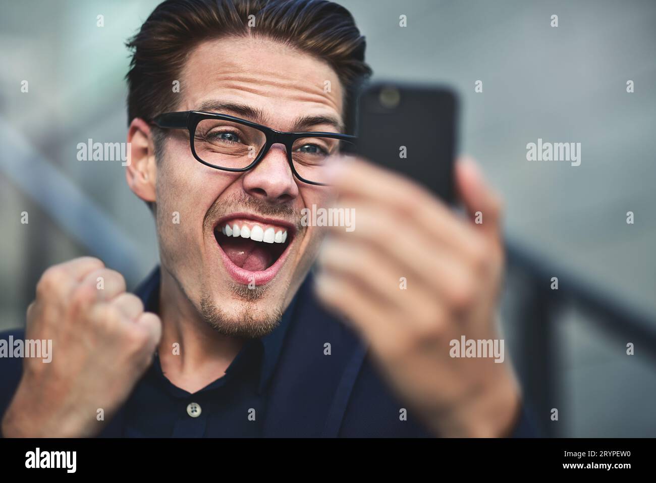 Un homme d'affaires de bonne nouvelle a obtenu de bonnes nouvelles par téléphone debout dans la rue. Banque D'Images