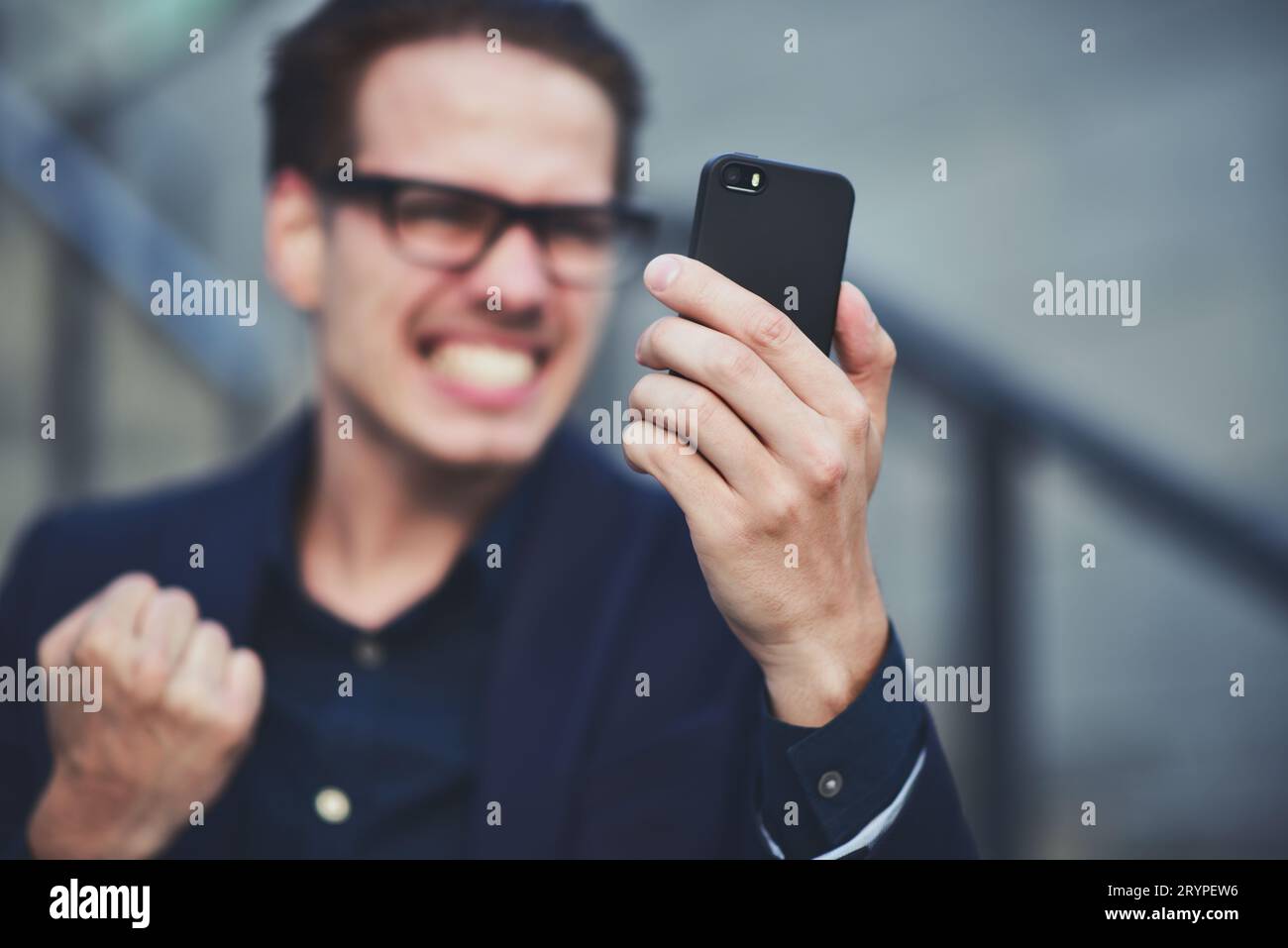 Un homme d'affaires de bonne nouvelle a obtenu de bonnes nouvelles par téléphone debout dans la rue. Banque D'Images