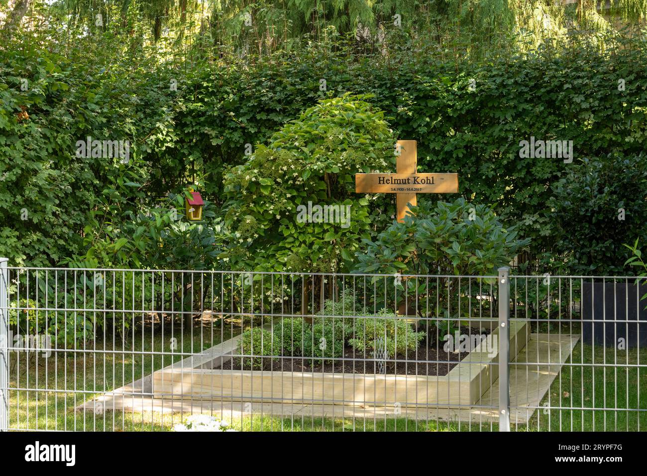 Grab von Helmut Kohl, Politik, Deutschland, Rheinland-Pfalz, Speyer, Adenauerpark, 29.09.2023, Helmut Kohls Grab befindet sich auf dem Friedhof des Domkapitels beim Adenauerpark in Speyer, in der Nähe des Speyerer Doms, einer UNESCO-Welterbestätte. Es ist eine bescheidene Ruhestätte, die an den ehemaligen Bundeskanzler von Deutschland erinnt. *** Tombe de Helmut Kohl, politique, Allemagne, Rhénanie-Palatinat, Speyer, Adenauerpark, 29 09 2023, Helmut Kohls tombe est situé dans le cimetière du chapitre de la cathédrale à Adenauerpark à Spire, près de la cathédrale de Spire, un site du patrimoine mondial de l'UNESCO Banque D'Images