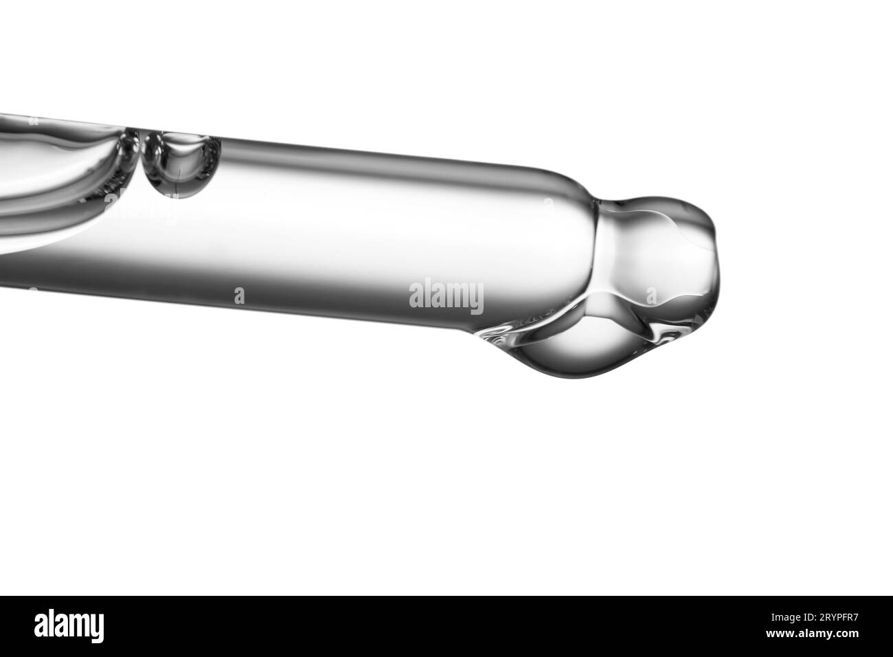 Pipeter avec une goutte de produit cosmétique sur fond blanc. Banque D'Images